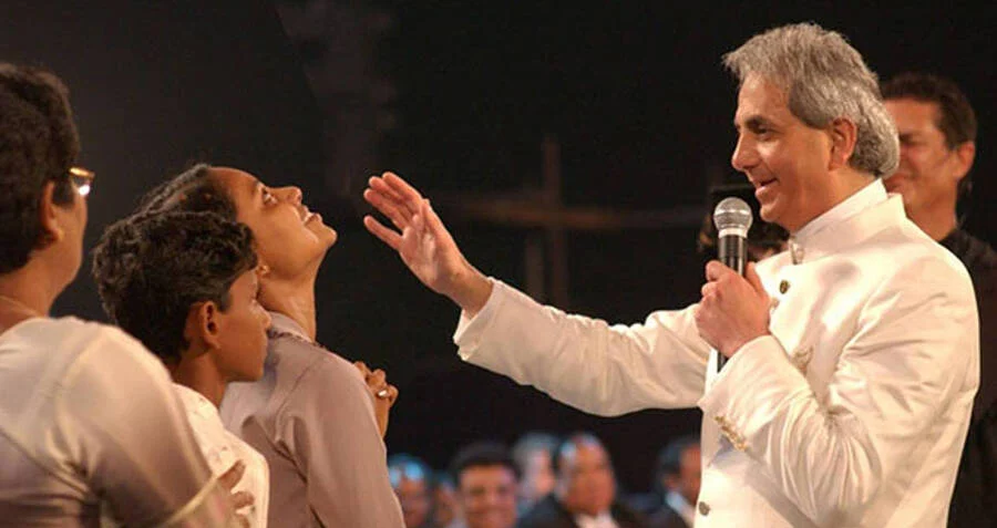 Televanjelist Benny Hinn'in İnanç İyileştirmesiyle Milyonlar Kazanması